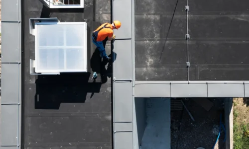 монтаж на мълниезащита на метален покрив на блок