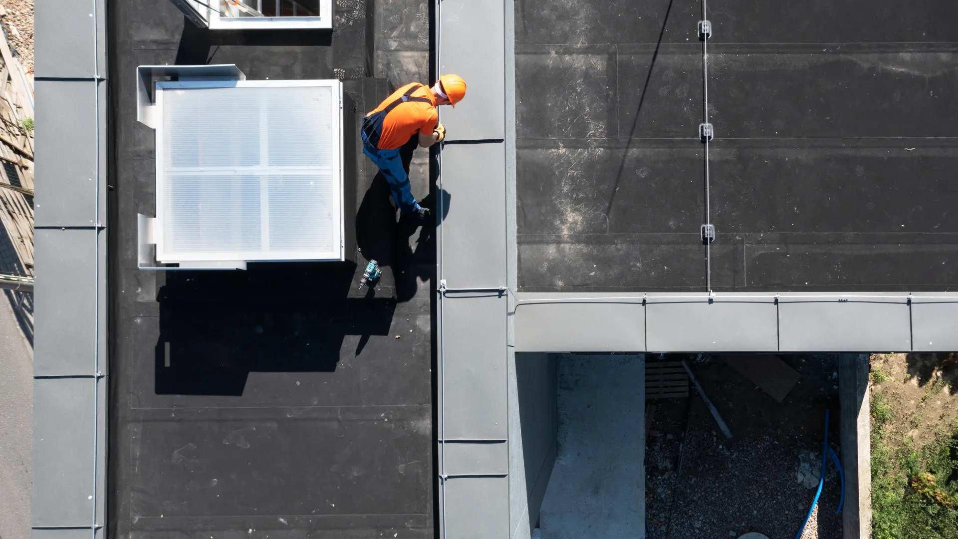 монтаж на мълниезащита на метален покрив на блок