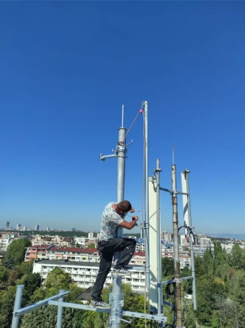 Монтаж на мълниеприемник при телекомуникационно оборудване