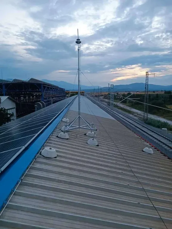 Мълниеприемник на метален покрив с фотоволтаици